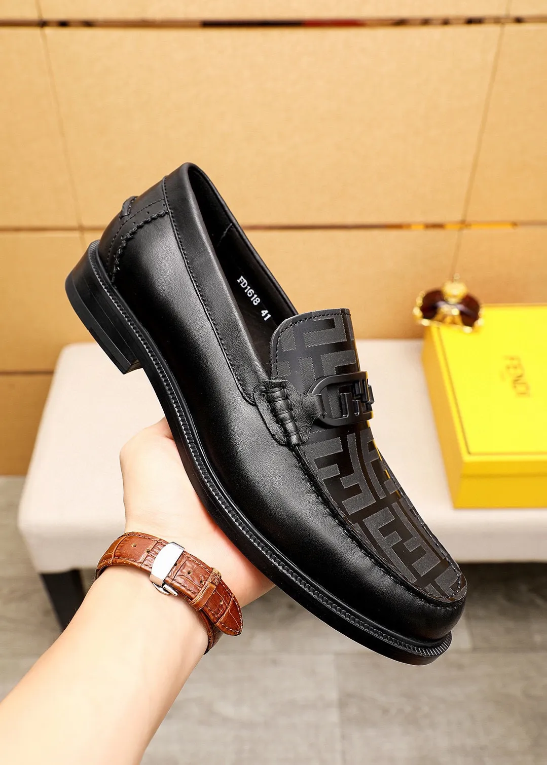 Men's shoes 💰460 💐 Product trademark: FENDI [Fendi] casual leather shoes Regular size: 38-44 (45🉑️customized) Product materials: Selected imported first-layer open-edge beaded cowhide leather upper + luxury hardware buckle, imported cowhide lining. Strong three-dimensional visual effect, rubber outsole Color: 1⃣️color optional